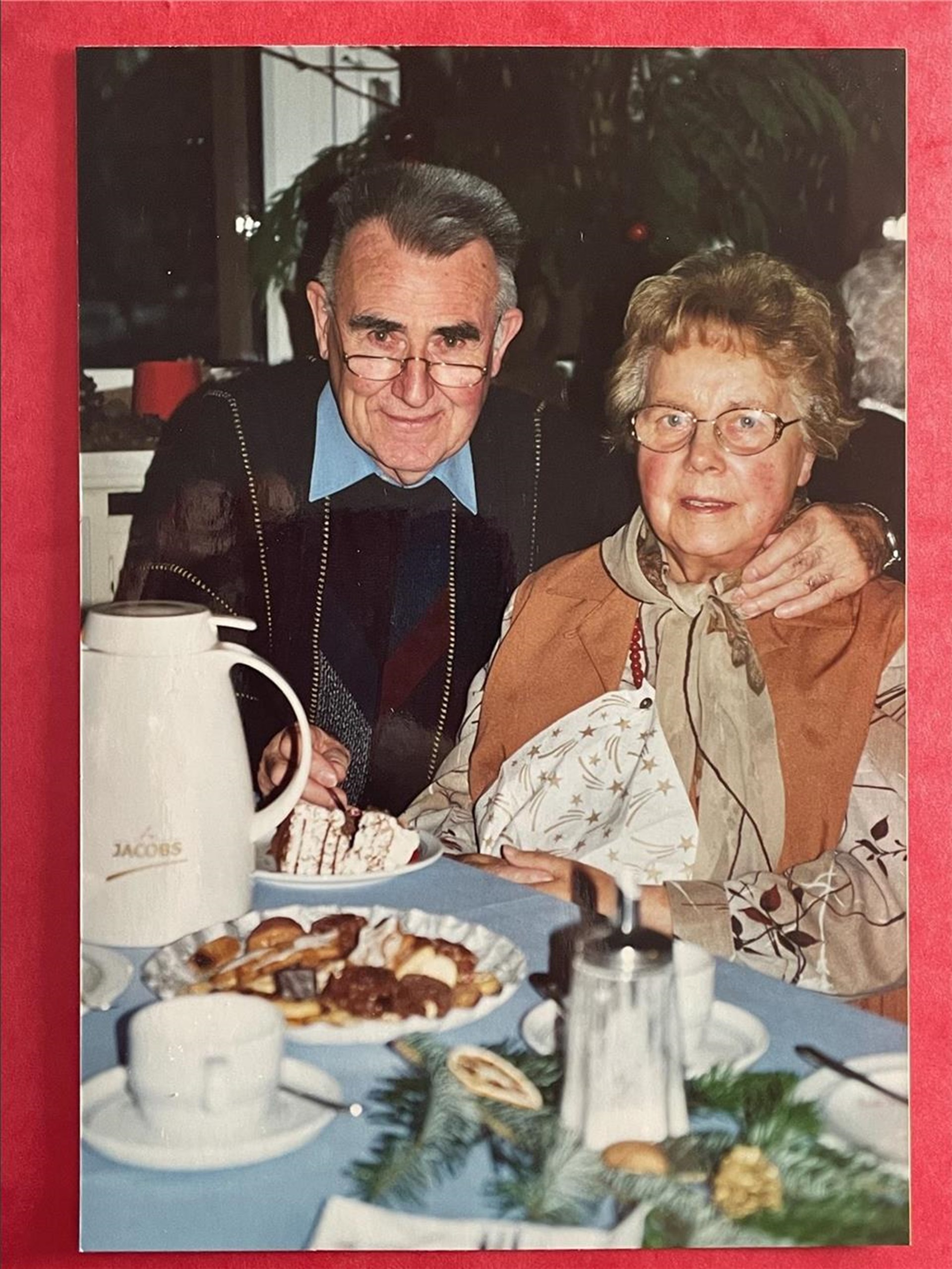 Das Stifterehepaar Helmut und Irmgard Enders sitzt am Kaffeetisch