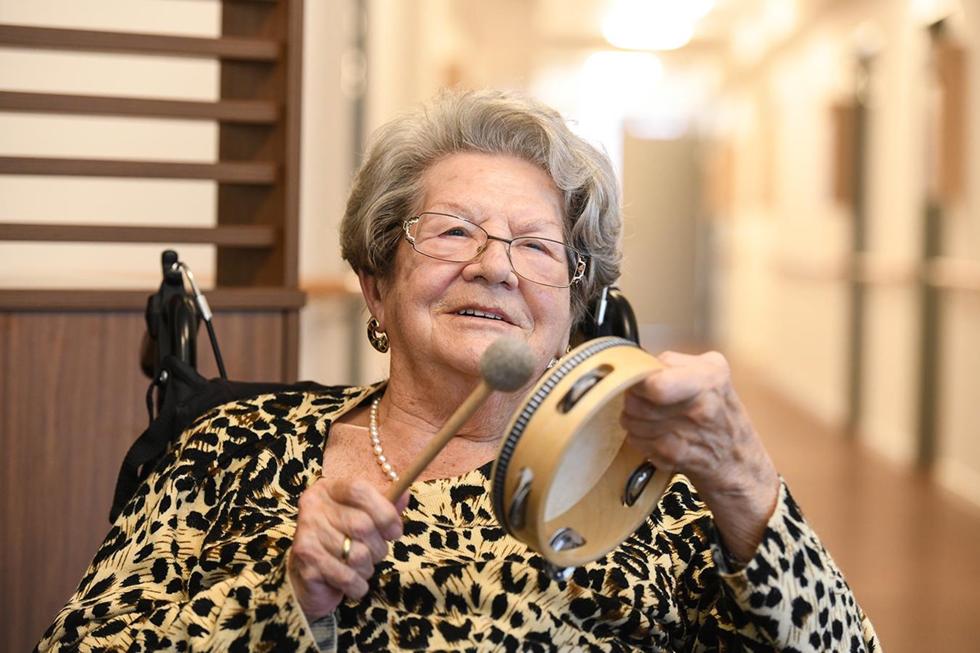 Seniorin spielt Instrument