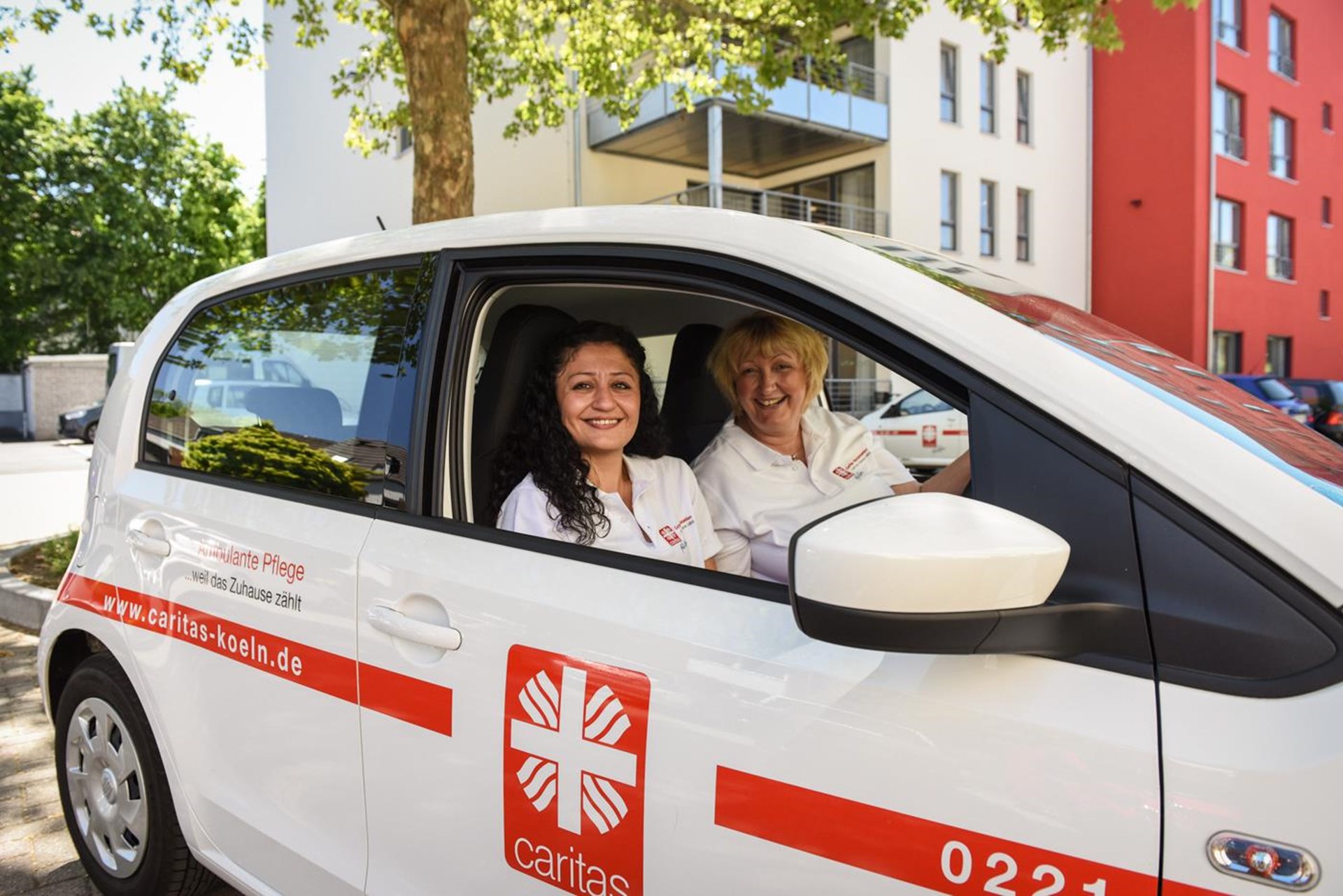 zwei Pflegerinnen im Auto der ambulanten Pflege
